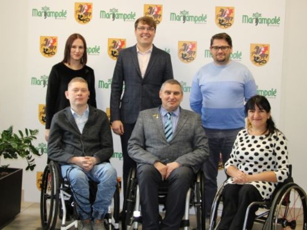 Diskutuota apie Marijampolės savivaldybės infrastruktūros pritaikymą žmonėms su judėjimo negalia
