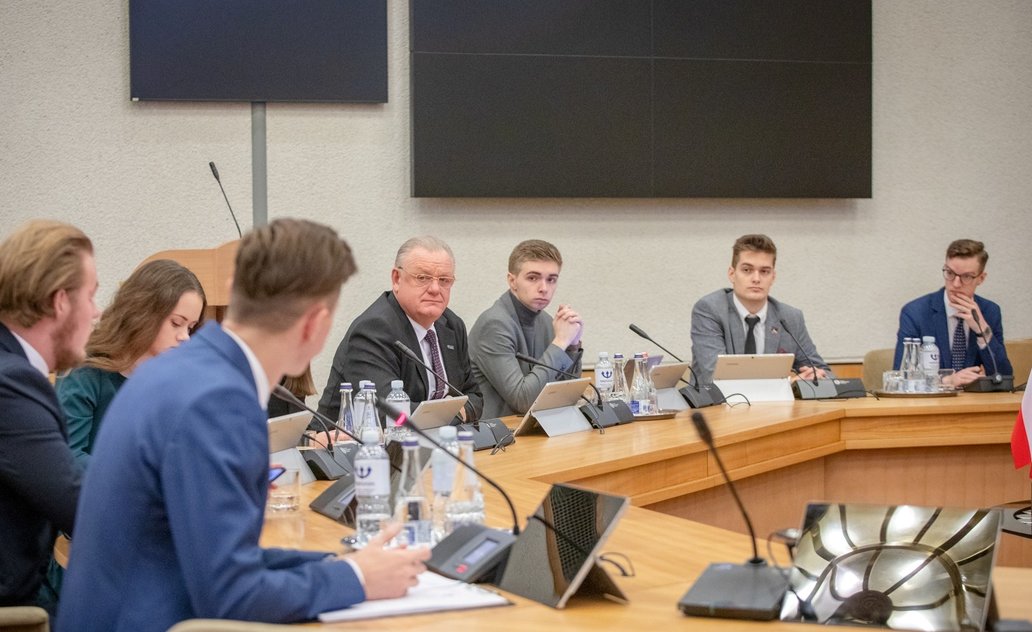 Projektas „Moksleiviai – į Vyriausybę“ jau laukia pilietiškų jaunuolių paraiškų