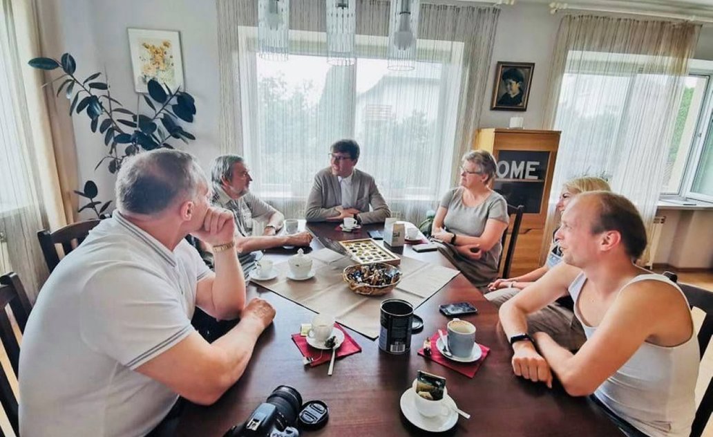 Norą padėti silpnesniems vis dar nugali baimė