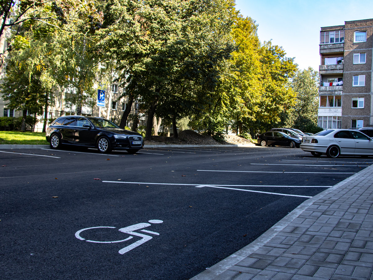 Atnaujintos dar dvi automobilių stovėjimo aikštelės R. Juknevičiaus gatvėje