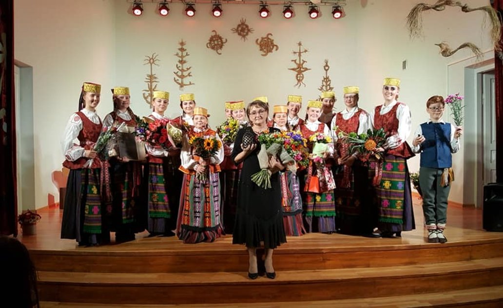 „Aukso paukštės“ apdovanojimas – Marijampolės meno mokyklos ansambliui „Tūto“ ir jo vadovei...