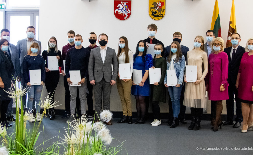Įteiktos stipendijos kolegijos studentams ir profesinio rengimo centro moksleiviams