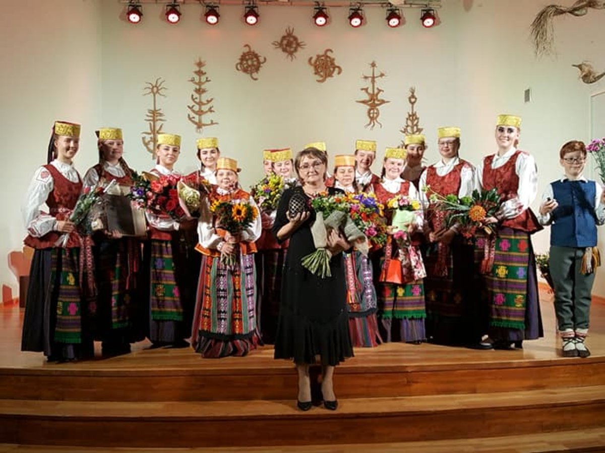 „Aukso paukštės“ apdovanojimas – Marijampolės meno mokyklos ansambliui „Tūto“ ir jo vadovei...