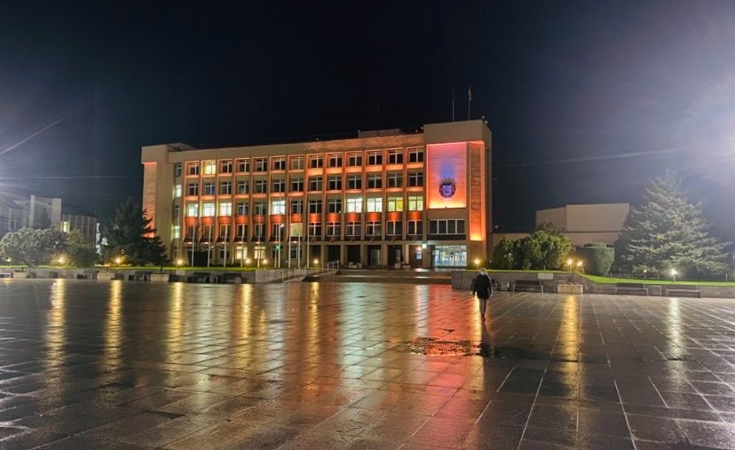 Marijampolėje pastatai nušvito oranžine spalva