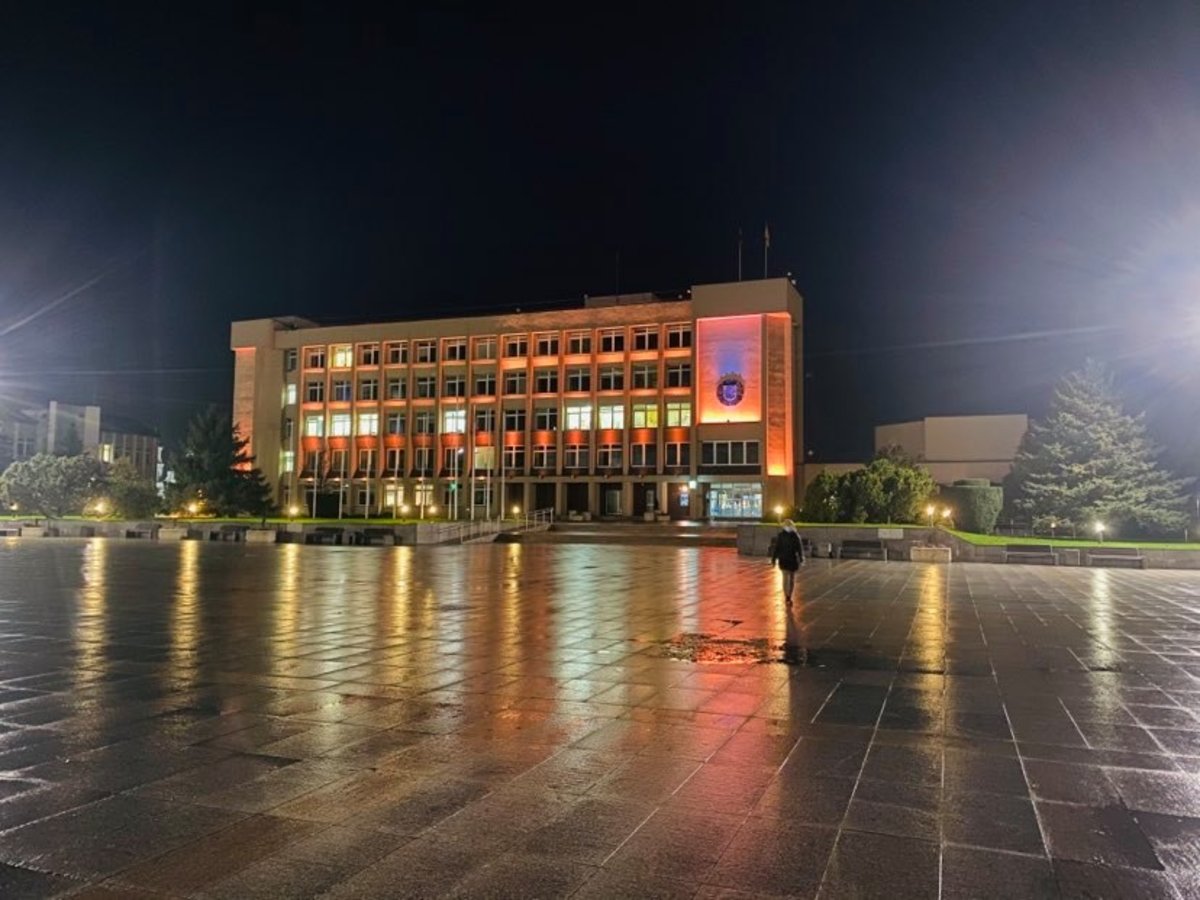 Marijampolėje pastatai nušvito oranžine spalva