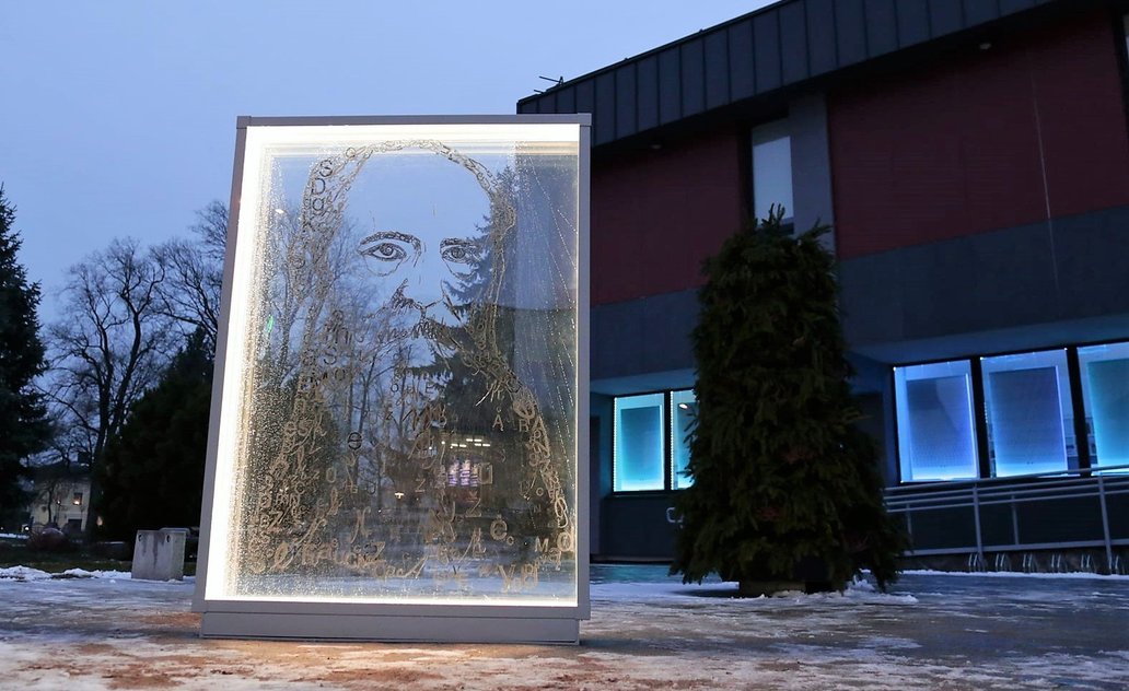 Prie Marijampolės bibliotekos – Petro Kriaučiūno portretas iš lotyniškos abėcėlės raidžių!