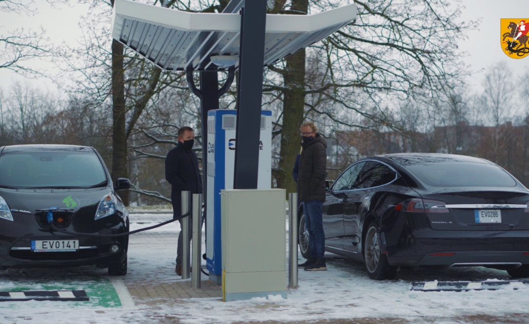 Marijampolėje jau veikia elektromobilių įkrovimo stotelės 