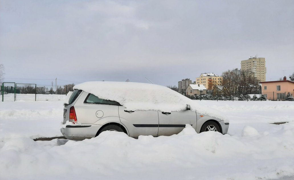 Pamiršti automobiliai trukdo tinkamai nuvalyti gatves