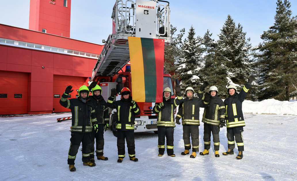 Vasario 16-ąją – šventiniai trispalviai sveikinimai Lietuvai
