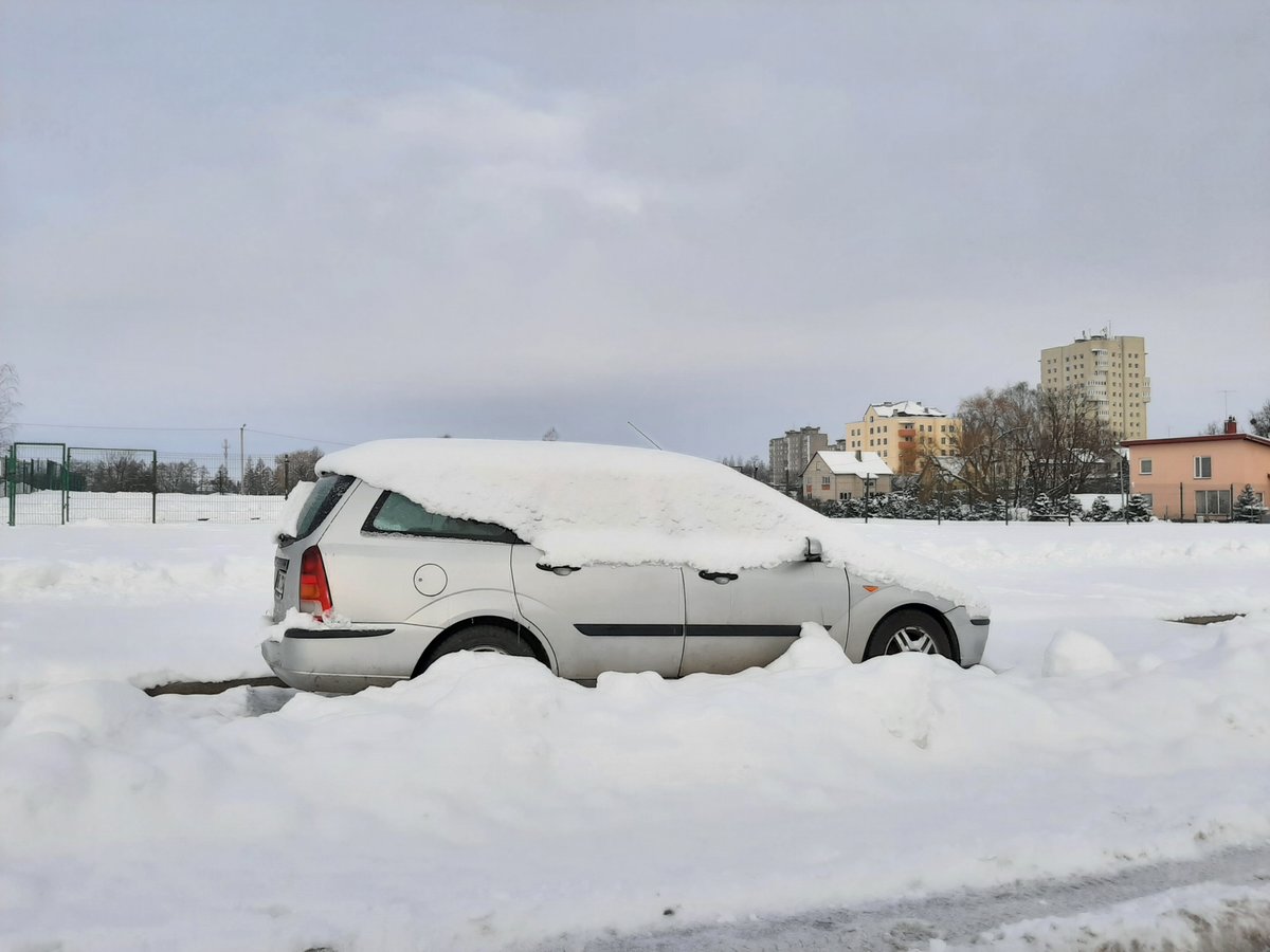 Pamiršti automobiliai trukdo tinkamai nuvalyti gatves