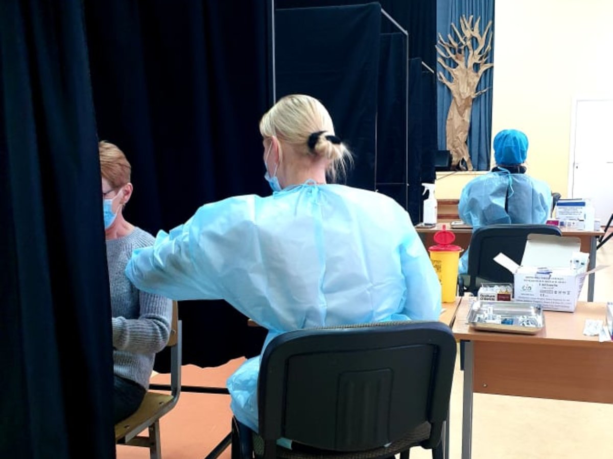 Prasidėjo švietimo įstaigų darbuotojų skiepijimas: iki kitos savaitės pradžios pirmojo skiepo...