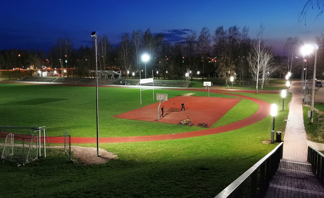 Nuo šiol Rygiškių Jono gimnazijos stadione jauku ir šviesu net ir tamsiuoju paros metu