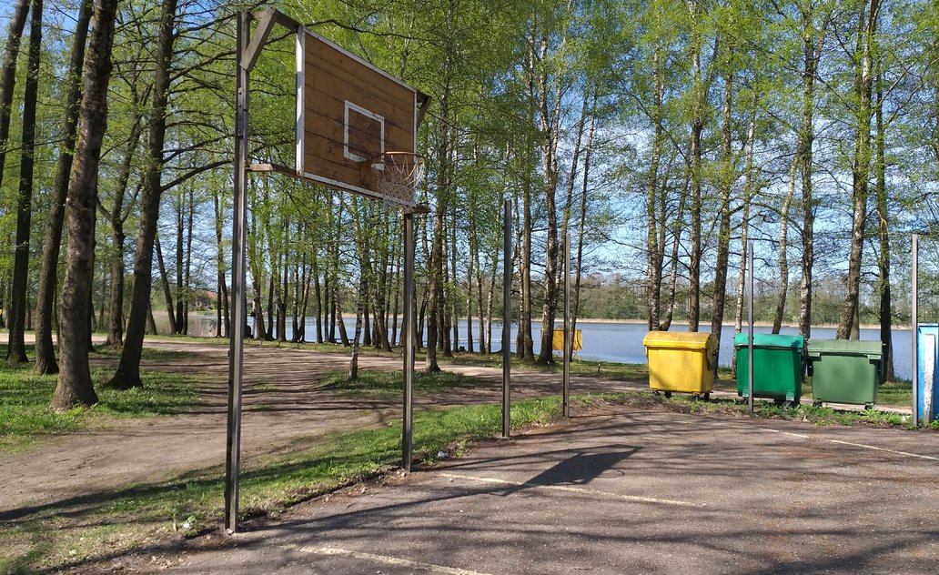 Yglos ežero pakrantė taps dar patrauklesnė: atnaujinama  krepšinio – lauko teniso aikštelė