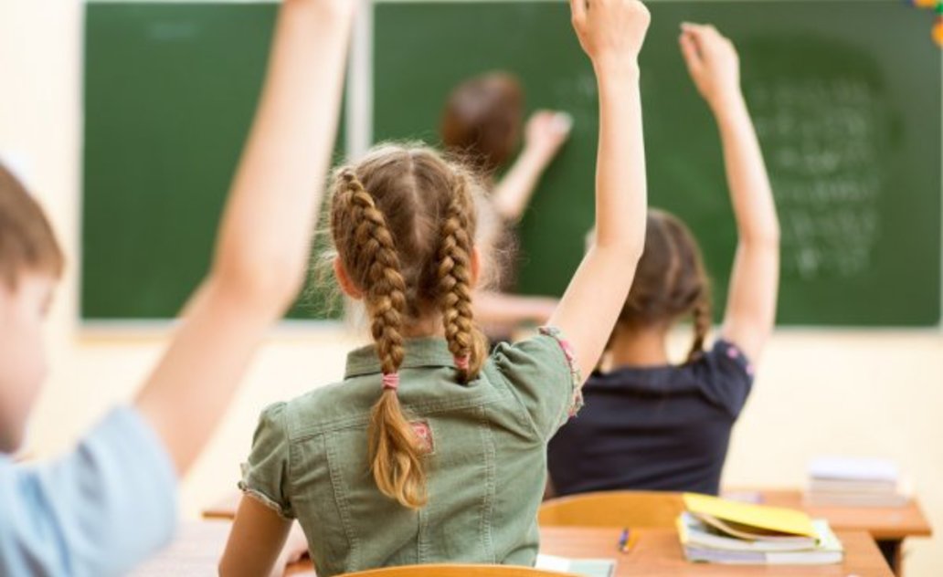 Nuo pirmadienio į klases sugrįžta dar didesnis būrys mokyklos suolo išsiilgusių pradinukų