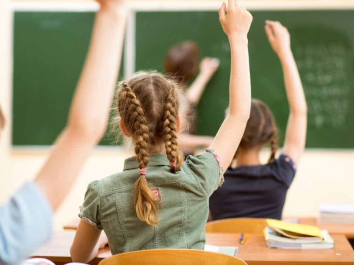 Nuo pirmadienio į klases sugrįžta dar didesnis būrys mokyklos suolo išsiilgusių pradinukų