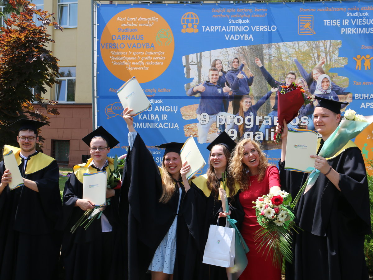 Aukštojo mokslo diplomai įteikti Marijampolės kolegijos absolventams
