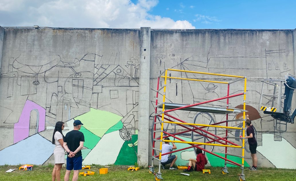 Projektas „Iš už sienos“ jau keičia niūrumą spalvomis
