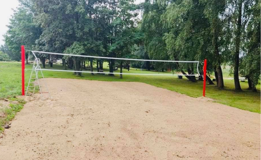 Poilsiautųjų jau laukia prie Ivoniškio ežero įrengta paplūdimio tinklinio aikštelė