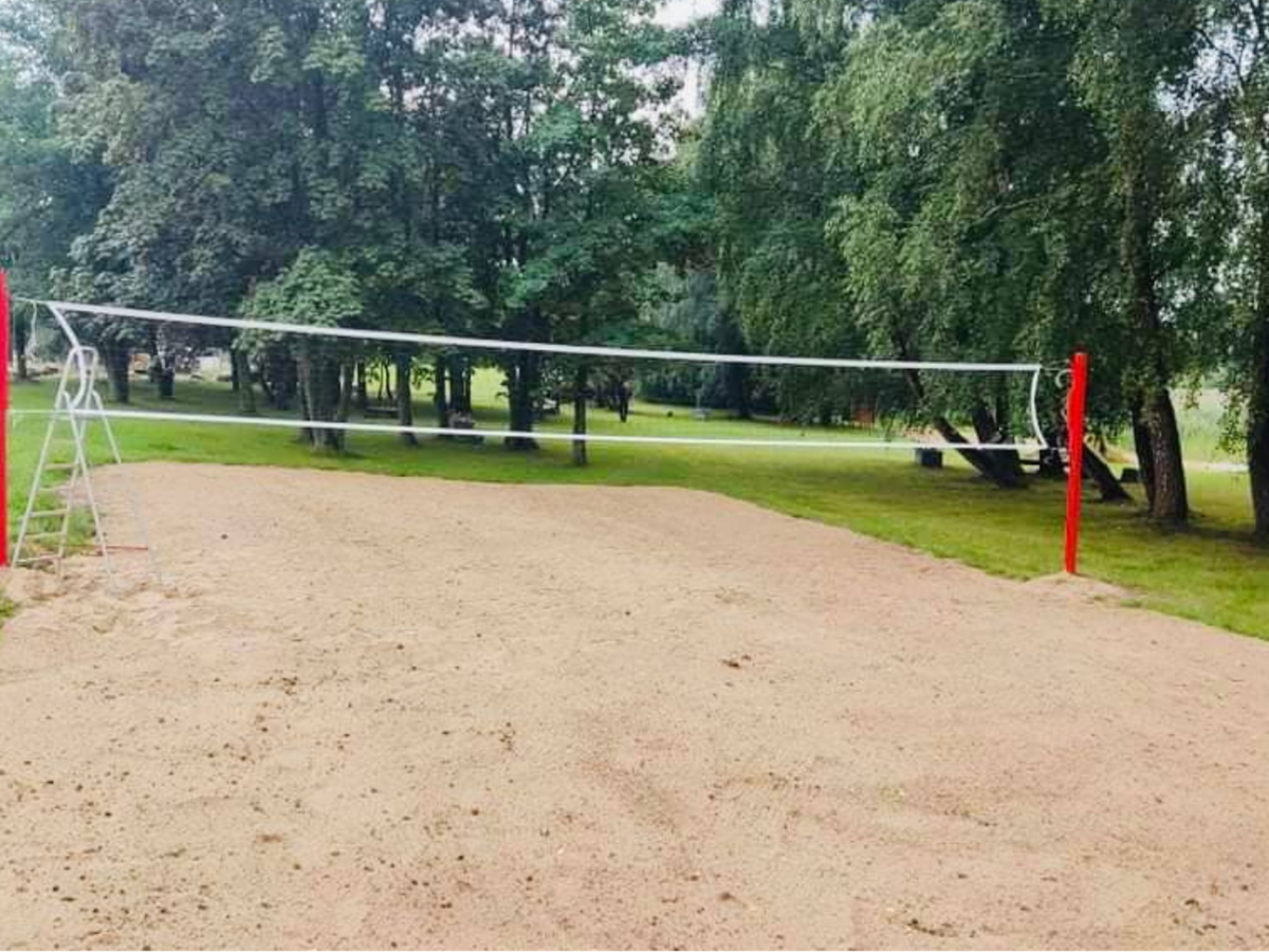 Poilsiautųjų jau laukia prie Ivoniškio ežero įrengta paplūdimio tinklinio aikštelė