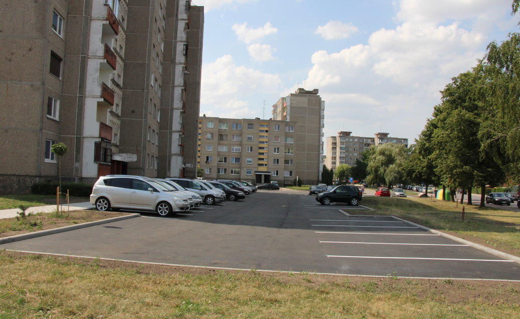 Daugėja atnaujintų automobilių stovėjimo aikštelių prie daugiabučių namų 