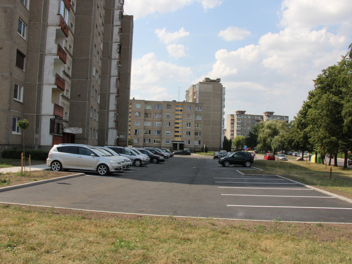 Daugėja atnaujintų automobilių stovėjimo aikštelių prie daugiabučių namų 