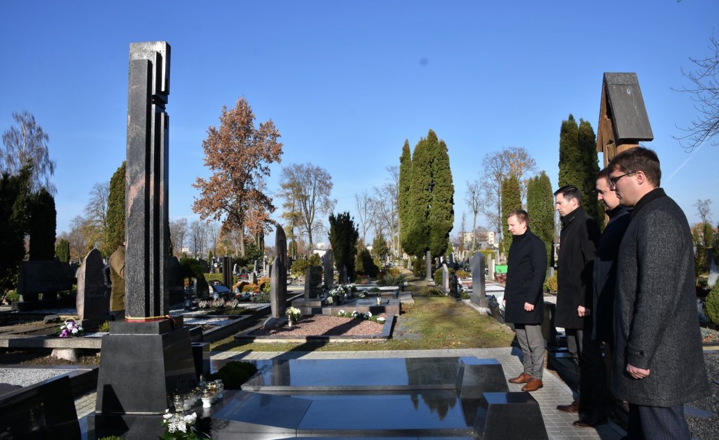 Atminimo žvakelėmis nušvito aplankyti Marijampolei nusipelniusių žmonių kapai