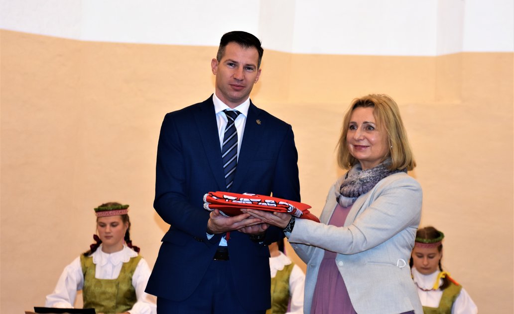 Savivaldybei iškilmingai perduota Sūduvos regiono vėliava