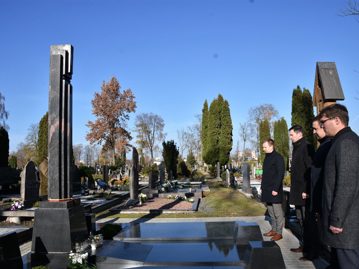 Atminimo žvakelėmis nušvito aplankyti Marijampolei nusipelniusių žmonių kapai