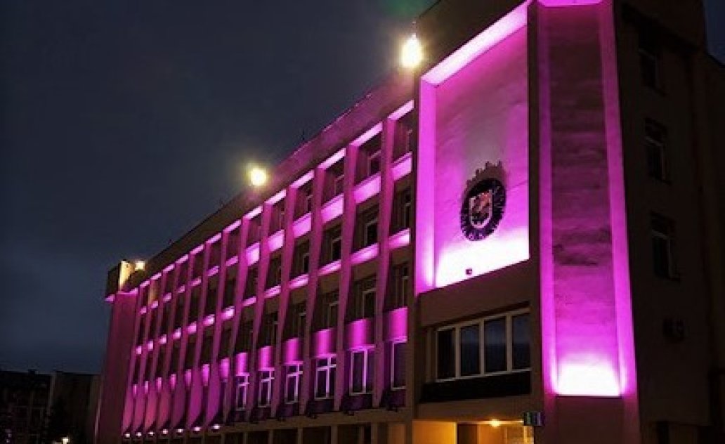 Marijampolės pastatai nušvito purpurine spalva 