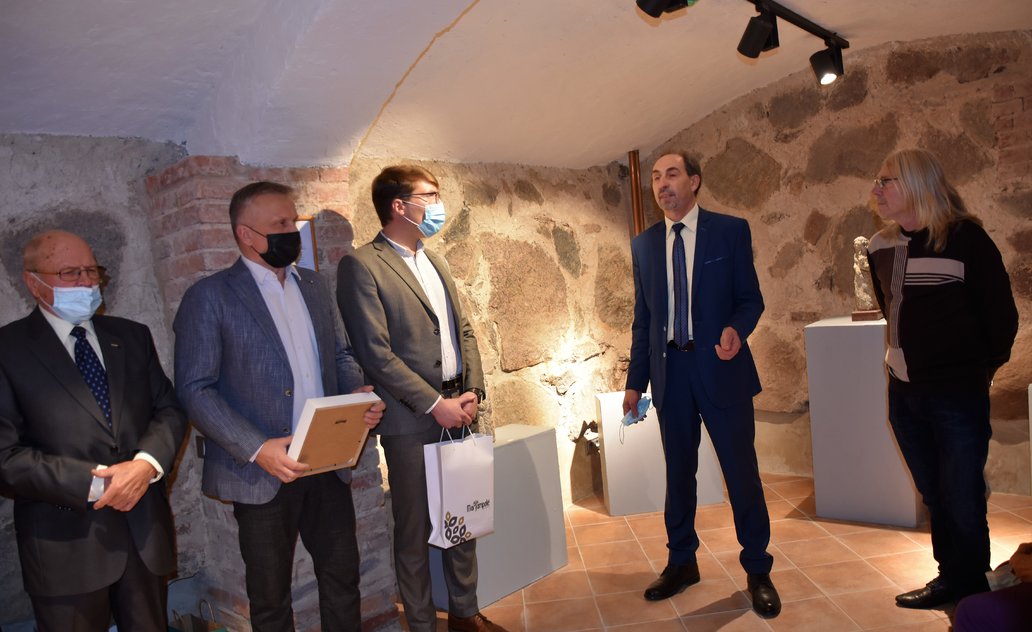 Atvertose istorinę praeitį menančio muziejaus rūsio erdvėse – menininko R. Karpavičiaus paroda