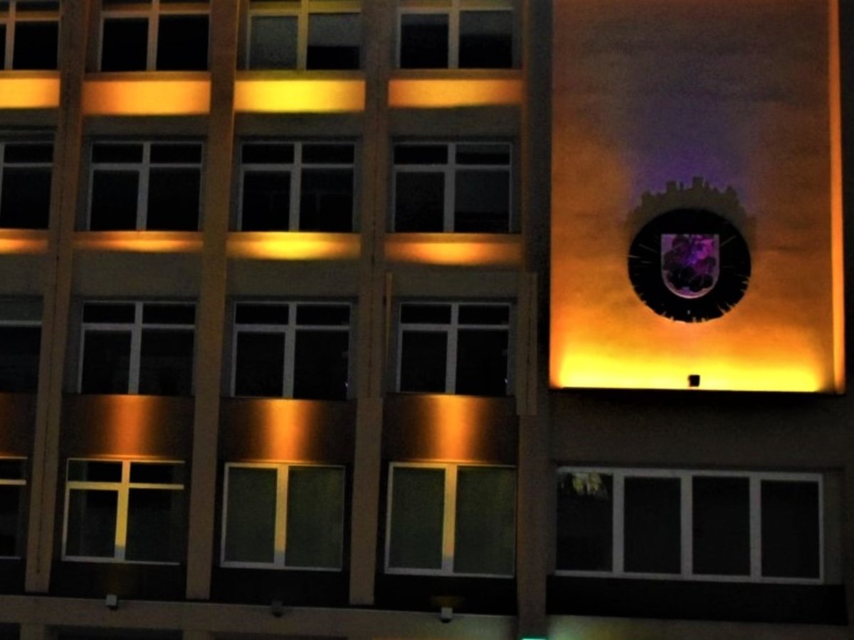 Marijampolėje pastatai nušvito oranžine spalva