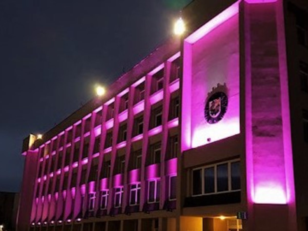 Marijampolės pastatai nušvito purpurine spalva 