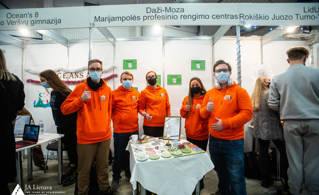 Vyko tradicinė „Lietuvos Junior Achievement“ kalėdinė mugė