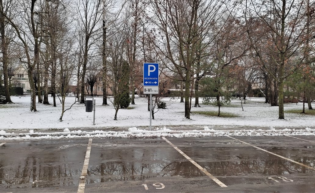 Pastebimi pažeidimai viešojoje prekybos vietoje Dariaus ir Girėno gatvėje