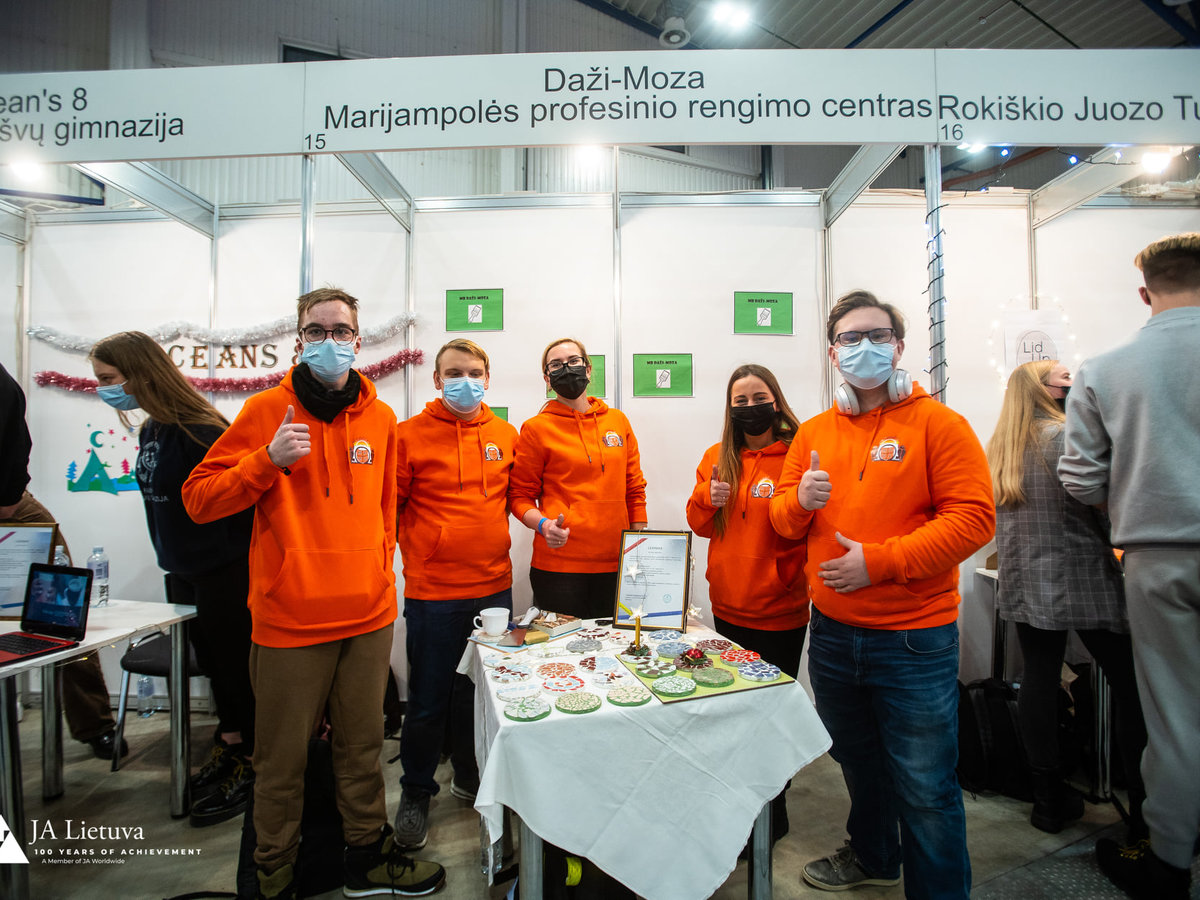 Vyko tradicinė „Lietuvos Junior Achievement“ kalėdinė mugė
