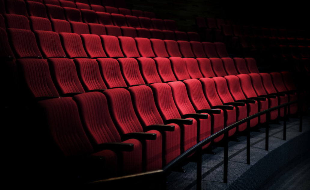 Vartojant maistą ir gėrimus kino seanso metu – vienos kėdės atstumas tarp žiūrovų