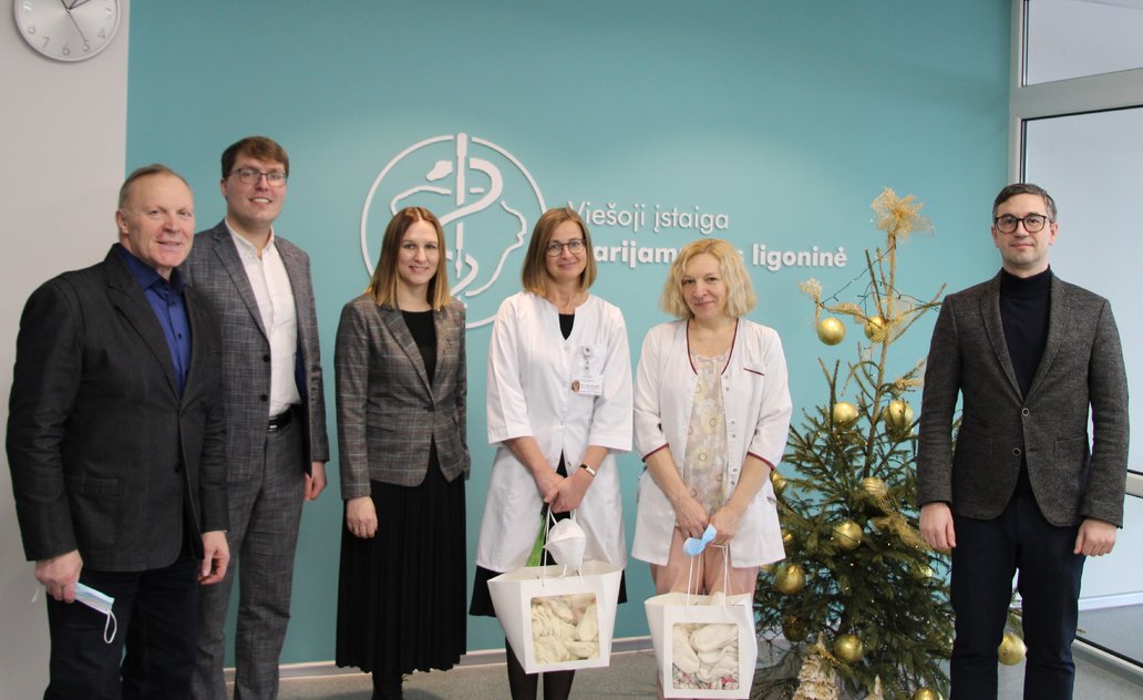 Prasmingas projektas – „Mamų skrynia“ papildyta kojinaitėmis mažutėms pėdutėms