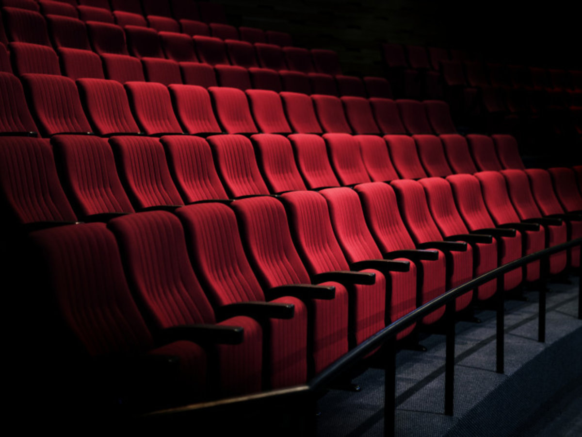 Vartojant maistą ir gėrimus kino seanso metu – vienos kėdės atstumas tarp žiūrovų