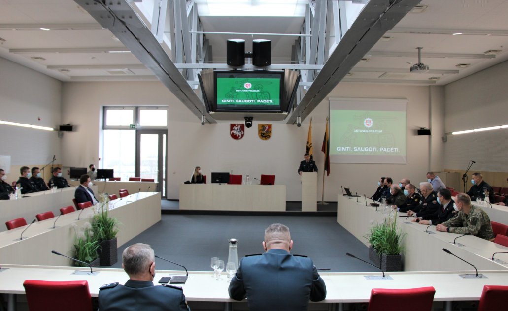 Vis daugiau gyventojų pasitiki policijos pareigūnais ir institucija