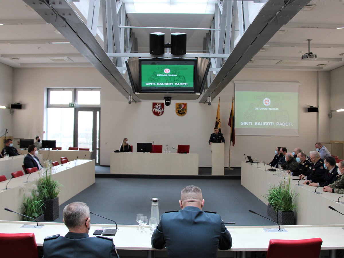 Vis daugiau gyventojų pasitiki policijos pareigūnais ir institucija