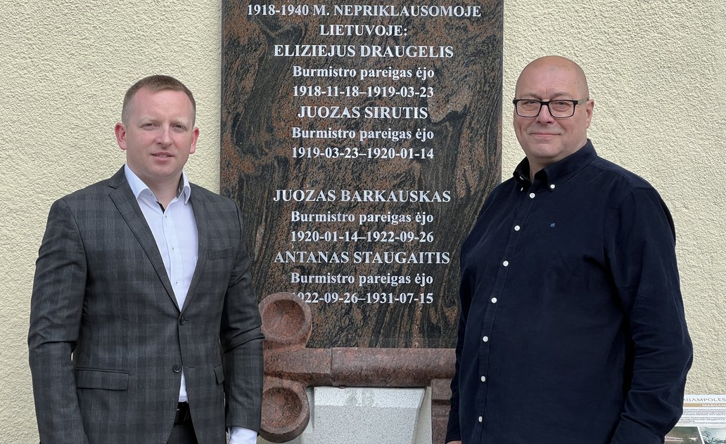Atidengta architektūrinė kompozicija Marijampolės burmistrams atminti