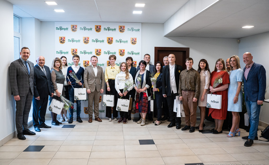 Gabiems mokiniams ir jų mokytojams pirmą kartą įteiktos piniginės premijos