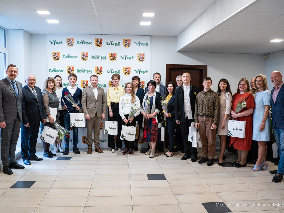Gabiems mokiniams ir jų mokytojams pirmą kartą įteiktos piniginės premijos