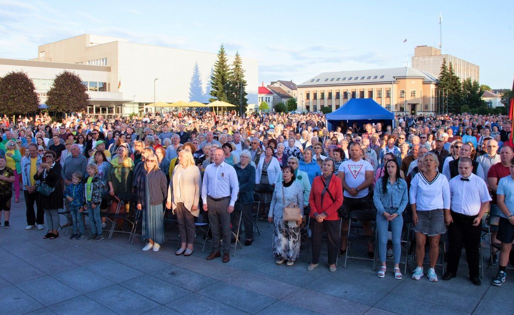 Valstybės diena Marijampolėje paminėta su Sūduvos džiazo orkestru ir darniai suskambusia...