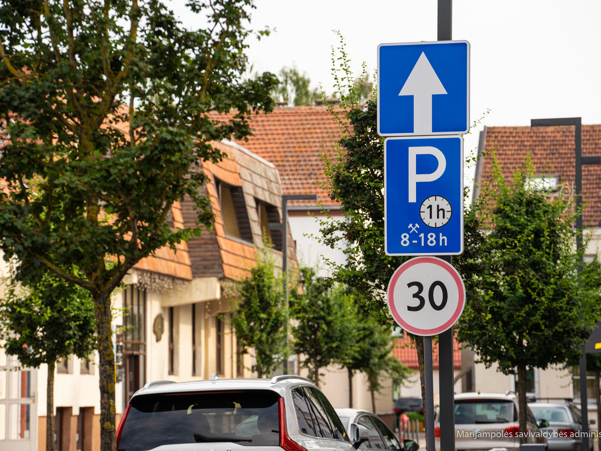 Marijampolėje daugėja automobilių stovėjimo laiką ribojančių ženklų