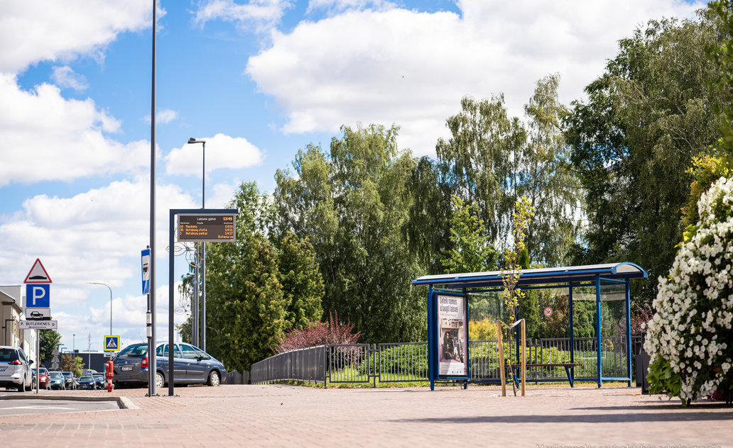Marijampolė modernėja: pradėjo veikti pirmosios švieslentės autobusų stotelėse
