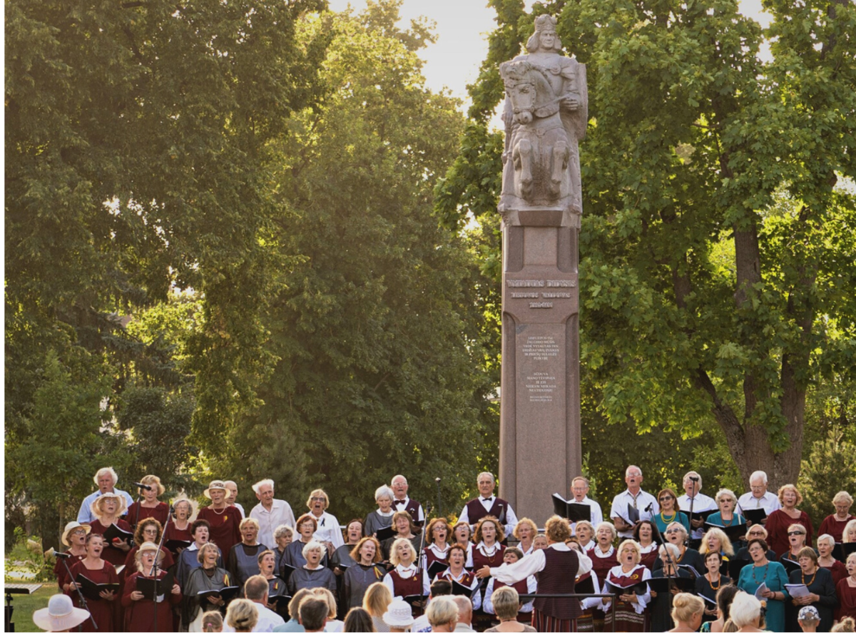 Europos stalinizmo ir nacizmo aukų atminimo bei Baltijos kelio diena paminėta tremtinių chorų...