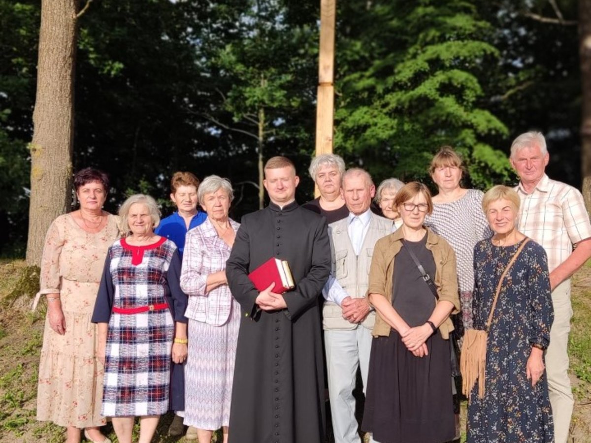 Raišupio kaimo  kapinėse pašventintas naujas medinis kryžius