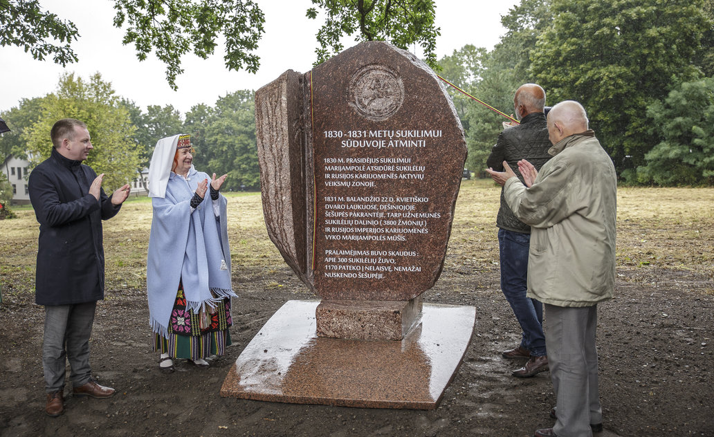 Atidengtas  paminklinis akmuo 1831 m. sukilimo įvykiams Marijampolės apylinkėse atminti 