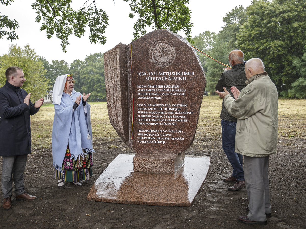 Atidengtas  paminklinis akmuo 1831 m. sukilimo įvykiams Marijampolės apylinkėse atminti 